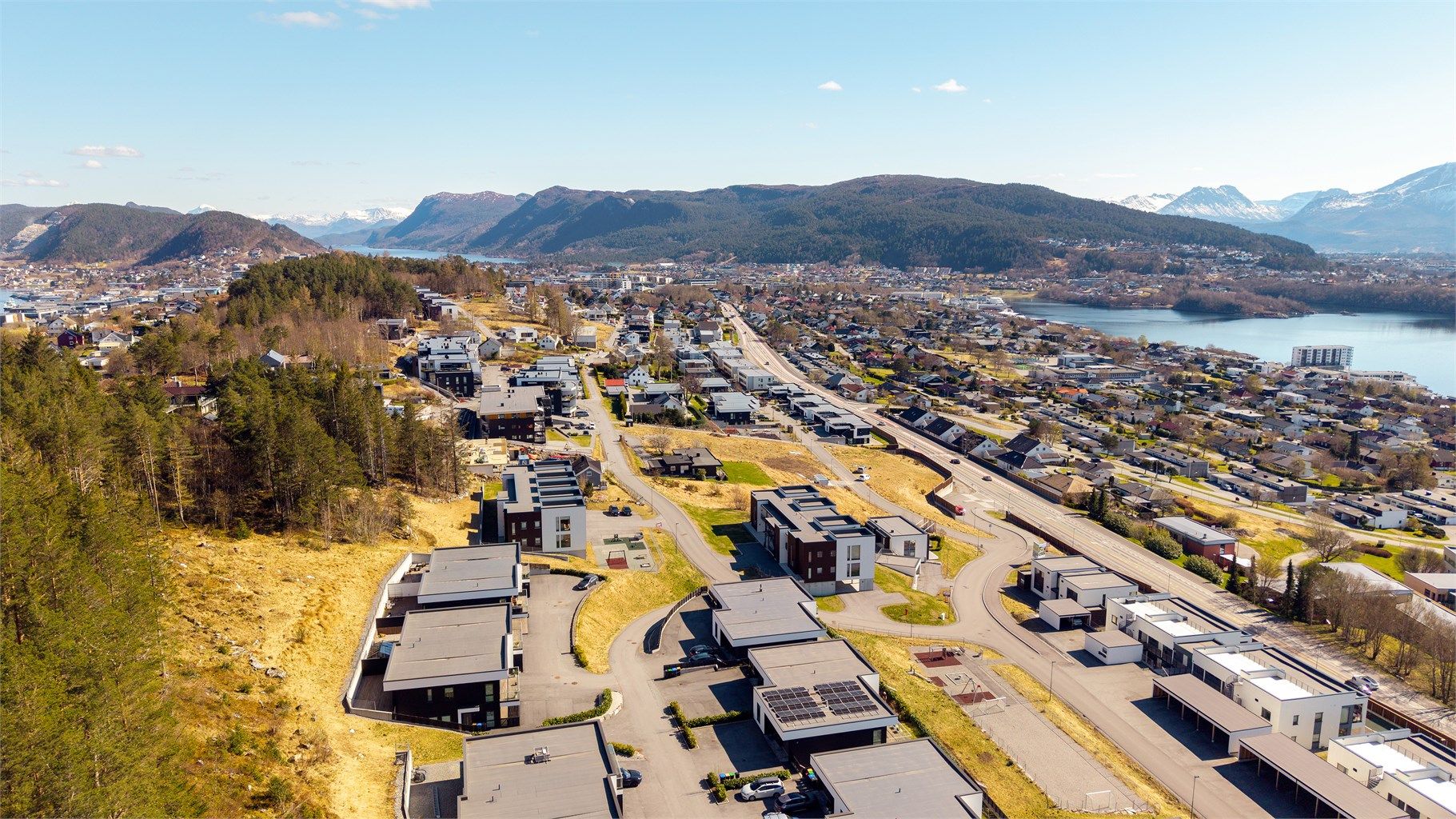 Fra Åsevegen er det effektiv adkomst til både Moa og Ålesund sentrum, samt flybussen