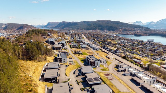 Fra Åsevegen er det effektiv adkomst til både Moa og Ålesund sentrum, samt flybussen