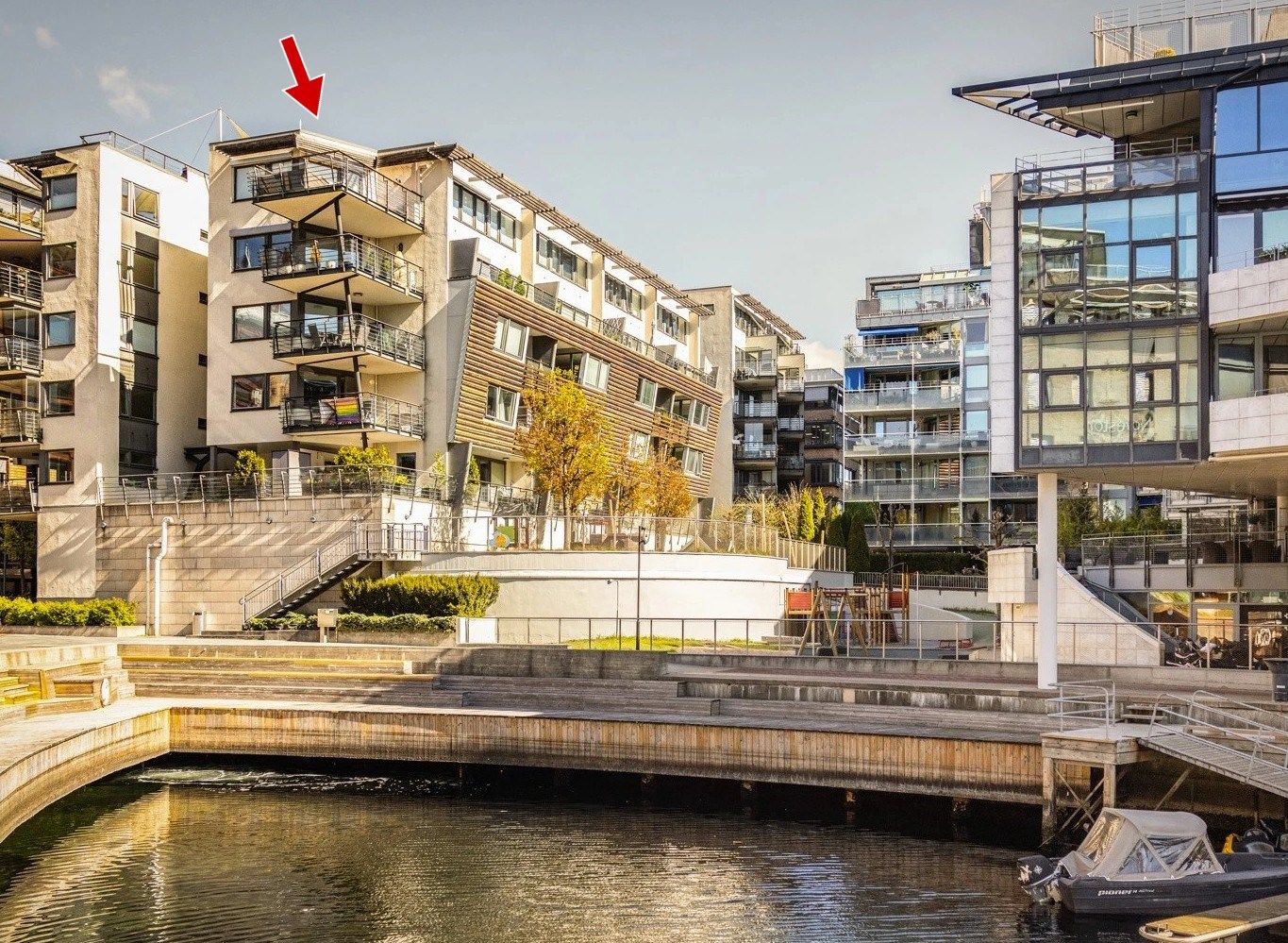 Velkommen til meget pen 3-roms toppleilighet med pen utsikt og stor privat terrasse på Aker Brygge