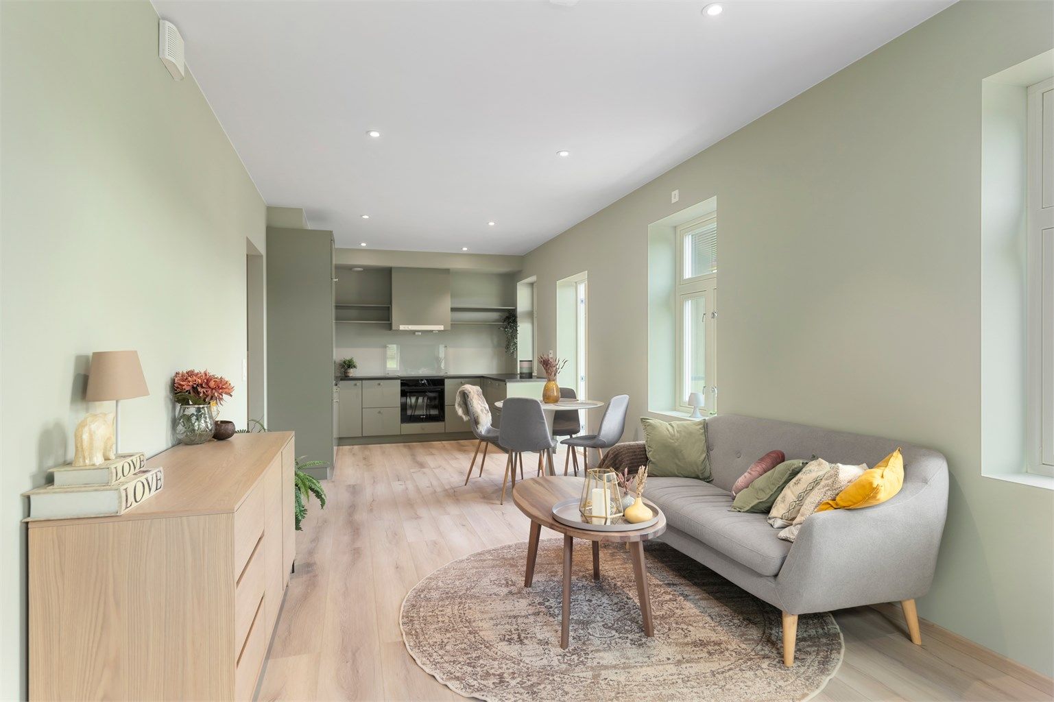 Leiligheten har vannbåren varme og balansert ventilasjon. Utstrakt bruk av downlights i himling gir godt arbeidslys. 