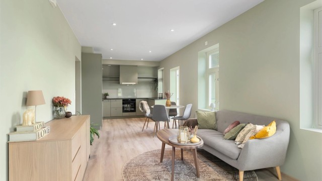Leiligheten har vannbåren varme og balansert ventilasjon. Utstrakt bruk av downlights i himling gir godt arbeidslys.