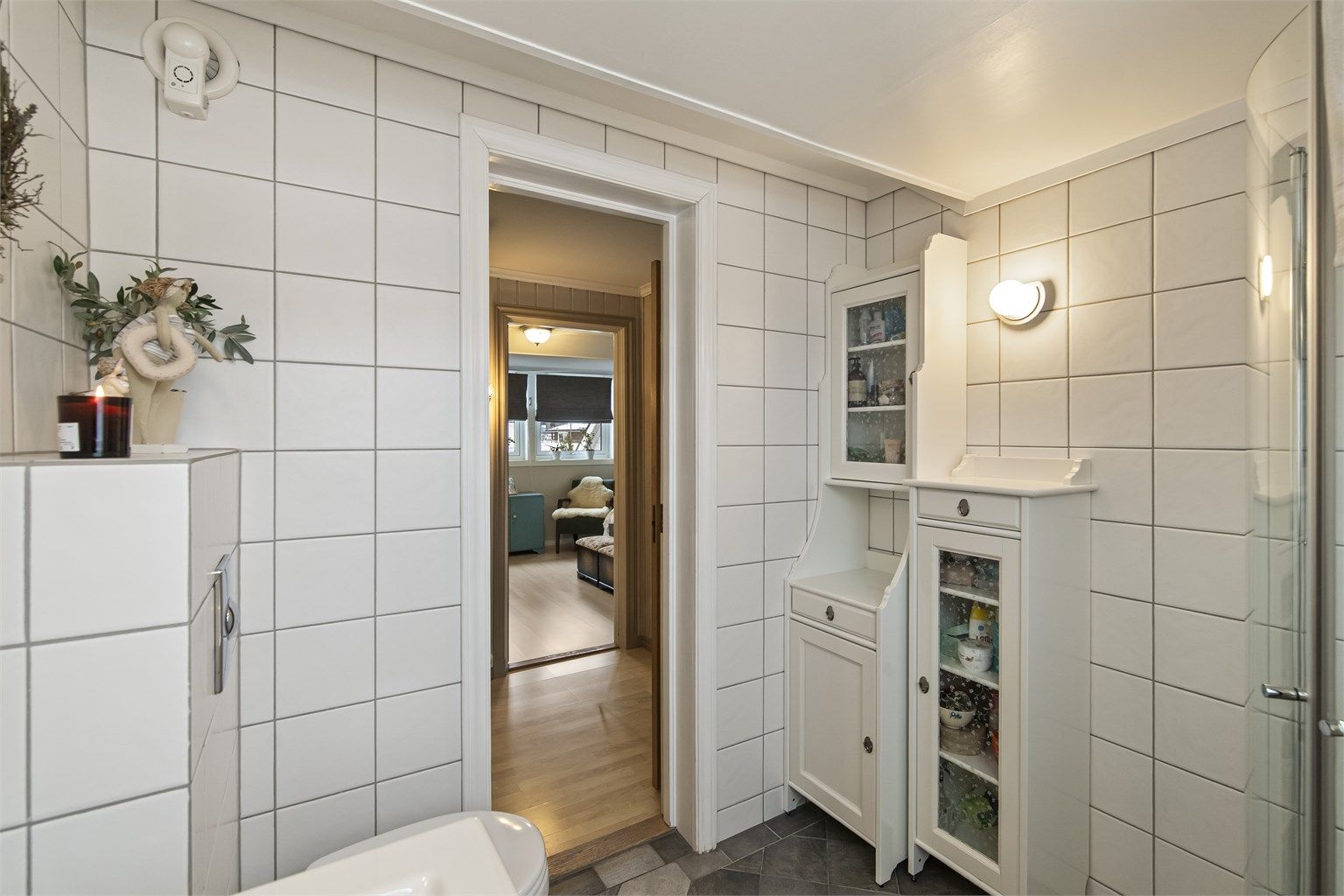 Flislagt bad med varmekabler i tidløs utførelse