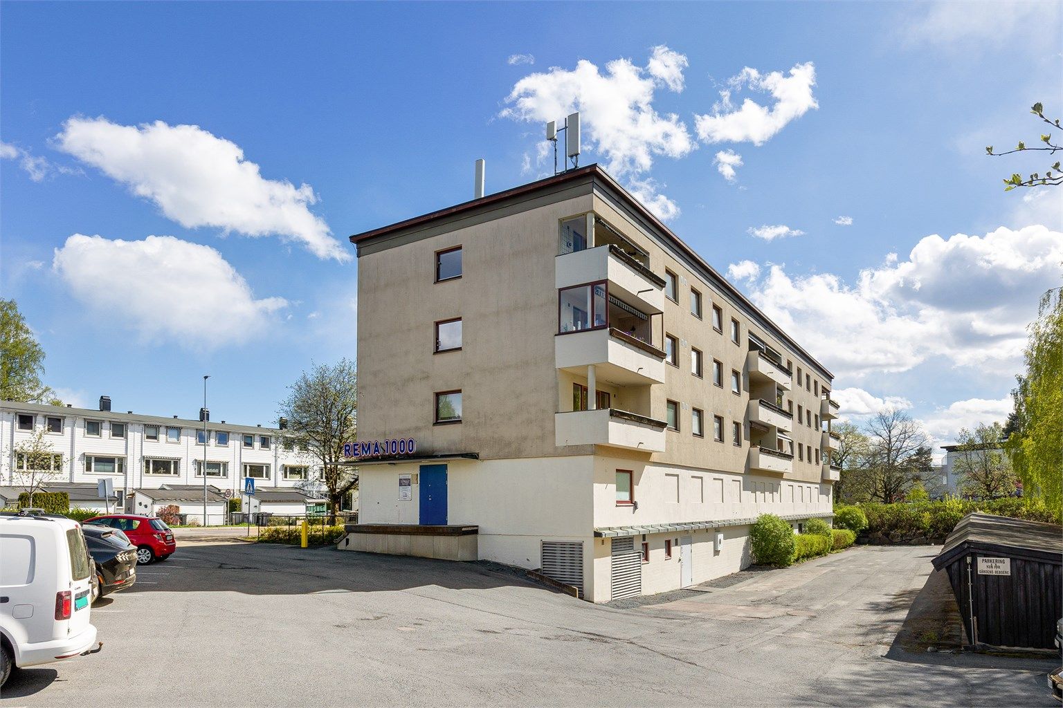 Det er fri parkering for beboere i borettslaget. Bussholdeplass med hyppige avganger ligger rett utenfor. Det er muligheter for å leie garasjeplass etter venteliste