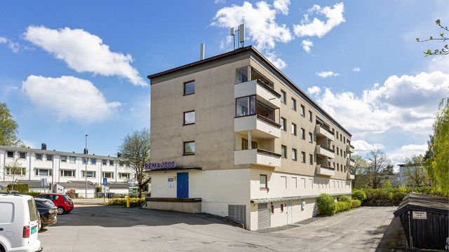 Det er fri parkering for beboere i borettslaget. Bussholdeplass med hyppige avganger ligger rett utenfor. Det er muligheter for å leie garasjeplass etter venteliste