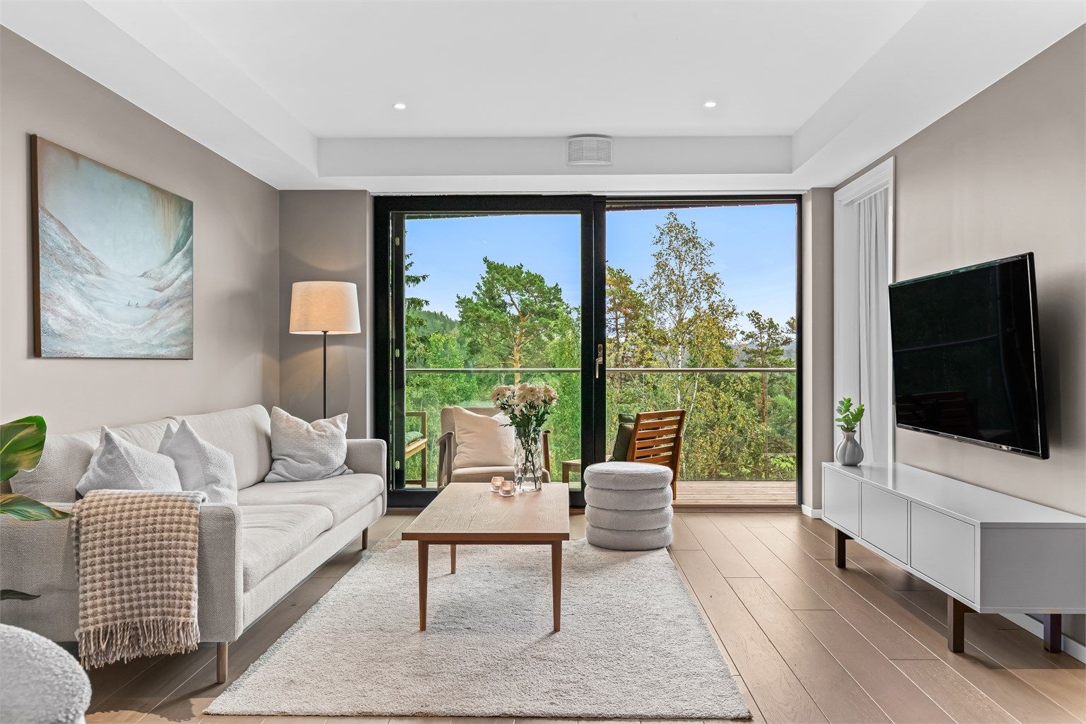 Stue - god plass til diverse møblering med sofa, bord og tv