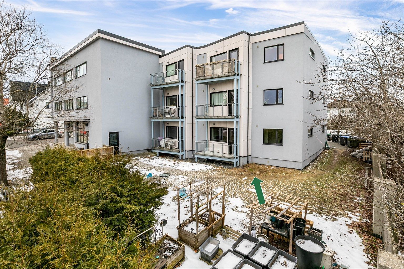 Leiligheten ligger i enden av første etasje, omgitt av sameiets hage og avskjermet fra omgivelsene.
Fotograf; Børge Oppegård.