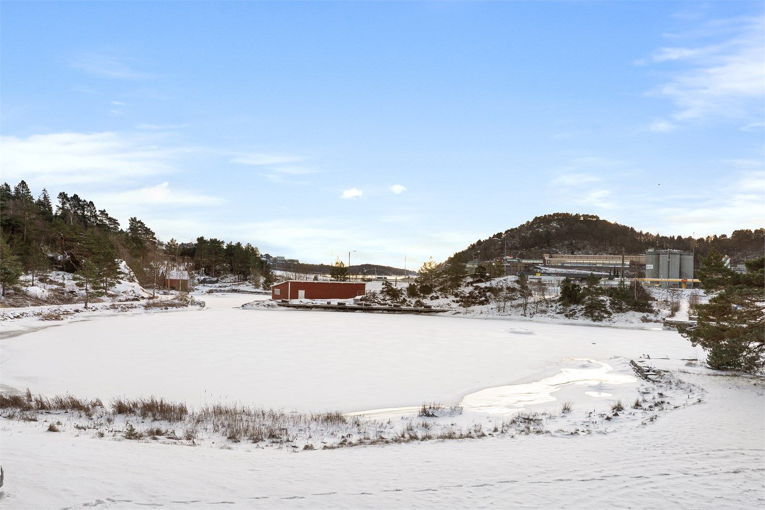 Kort vei til sjø og kystmiljø med gode tur- og friluftsmuligheter.