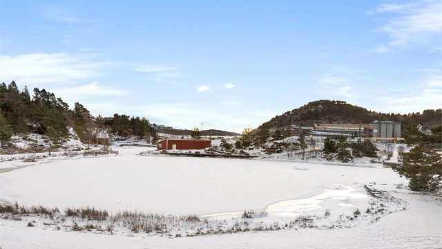 Kort vei til sjø og kystmiljø med gode tur- og friluftsmuligheter.