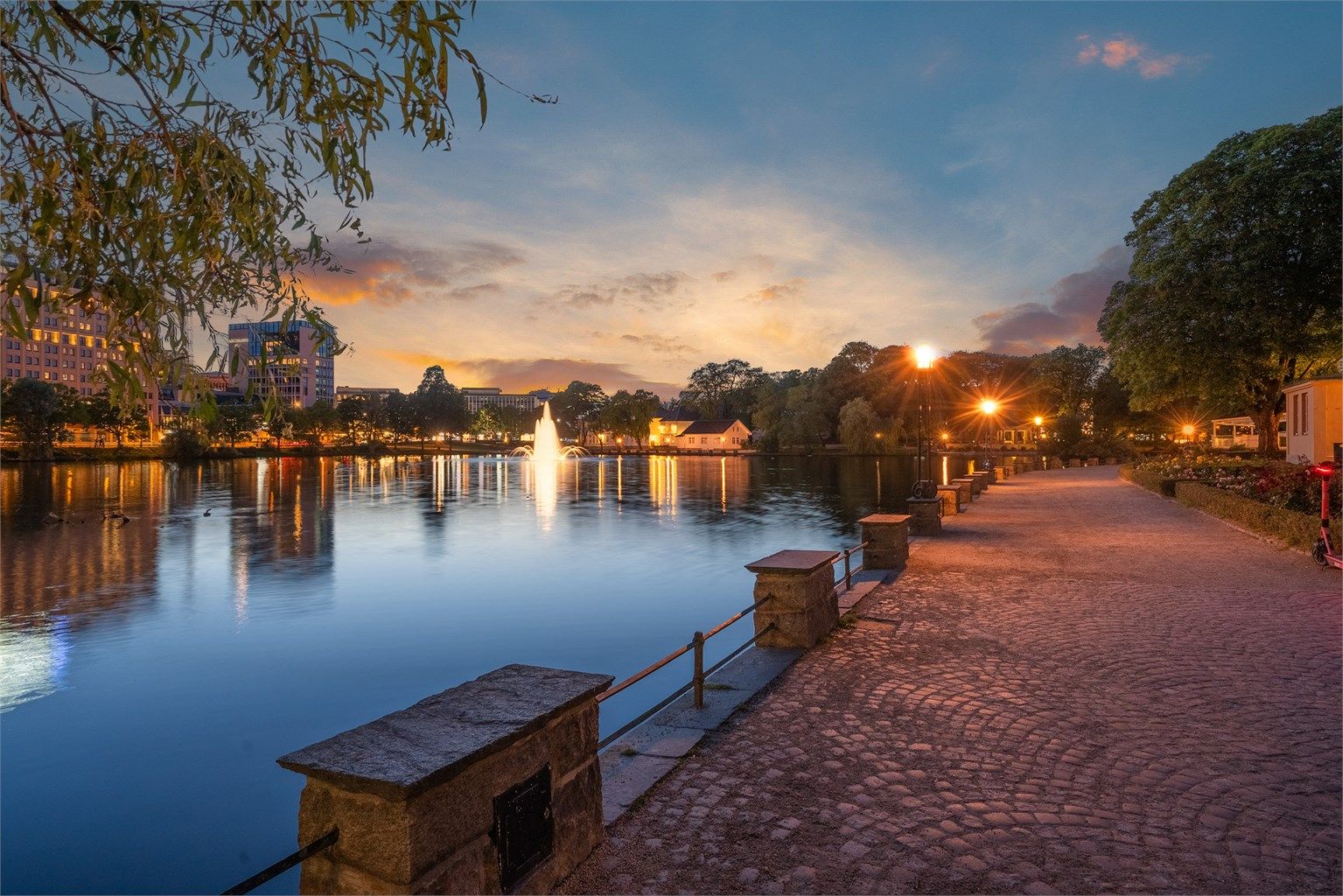 Sentral beliggenhet like ved Breiavannet. 