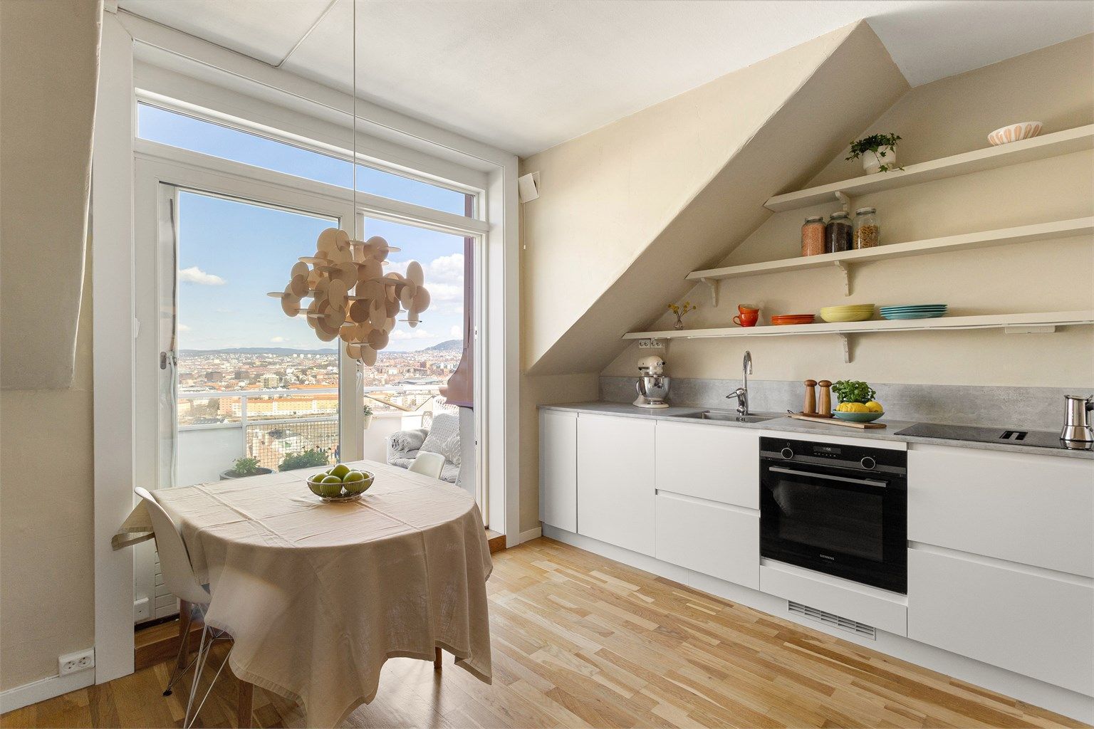 En lys og velholdt 3-roms leilighet med sjarmerende detaljer og en spektakulær utsikt over Oslo. Foto: Fotostallen, Henrik Eriksen