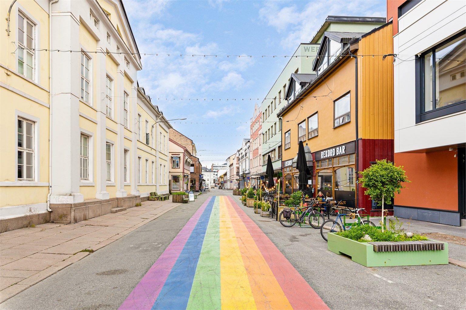 Hyggelig gågate med uteservering i nærområdet