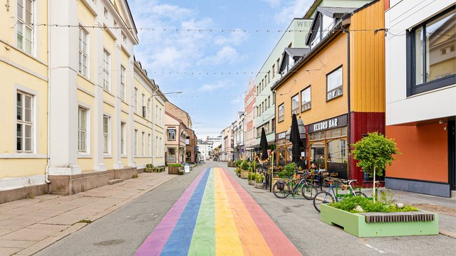 Hyggelig gågate med uteservering i nærområdet