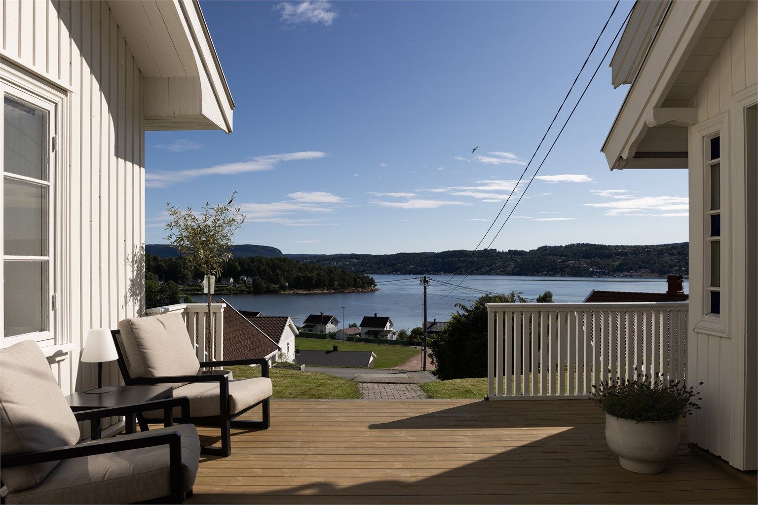 Fra den store terrassen er det fin utsikt over Bergerbukta og fjorden.