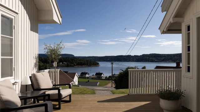 Fra den store terrassen er det fin utsikt over Bergerbukta og fjorden.
