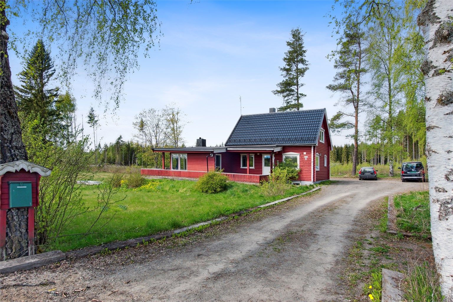 Eiendommen er på ca 3,5 daa, og tomten er pent opparbeidet og relativt solrik