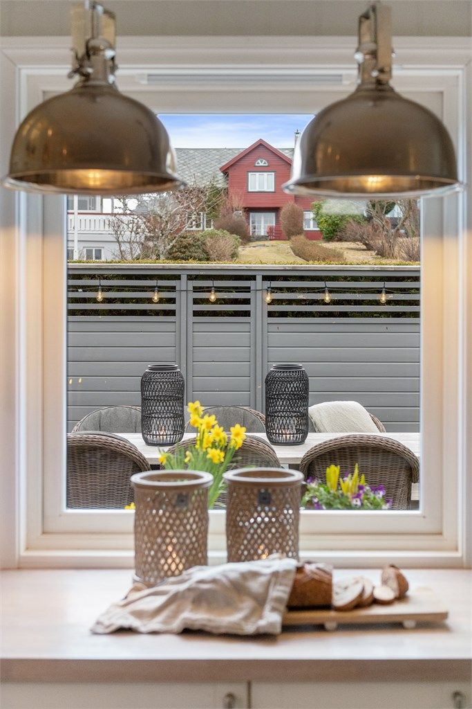 Fra kjøkkenvinduet ser du ut mot den private uteplassen