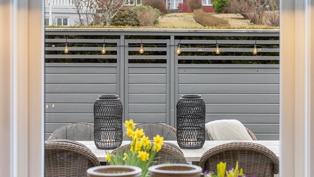 Fra kjøkkenvinduet ser du ut mot den private uteplassen