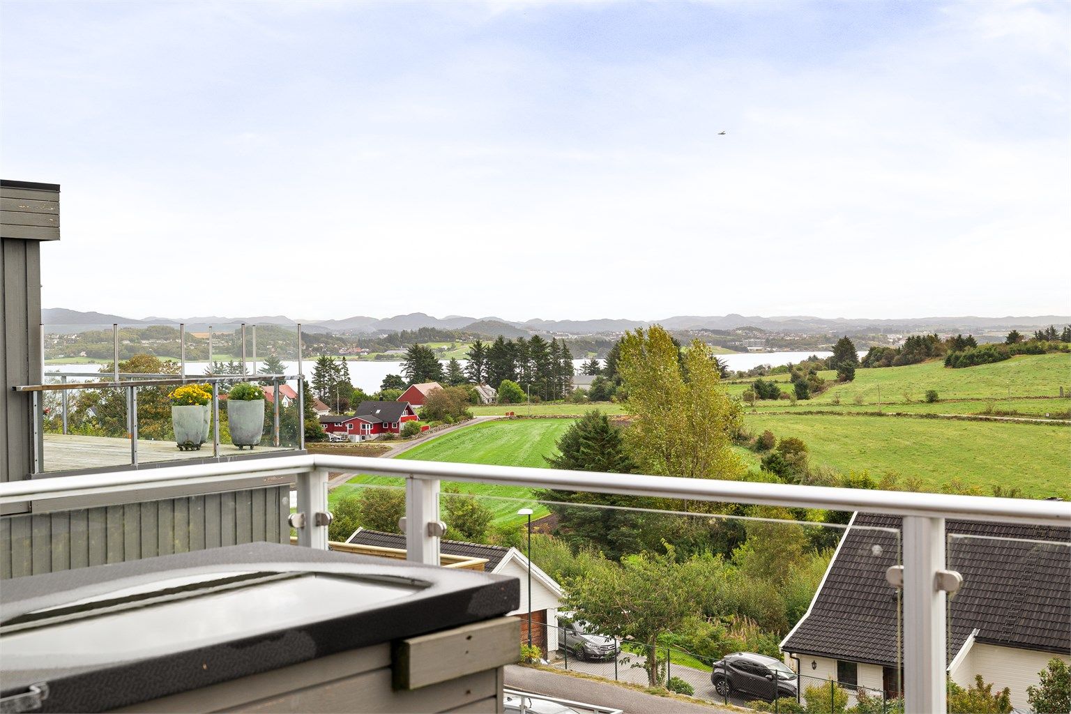 Utsikt mot Hafrsfjord og fine, grønne marker. 