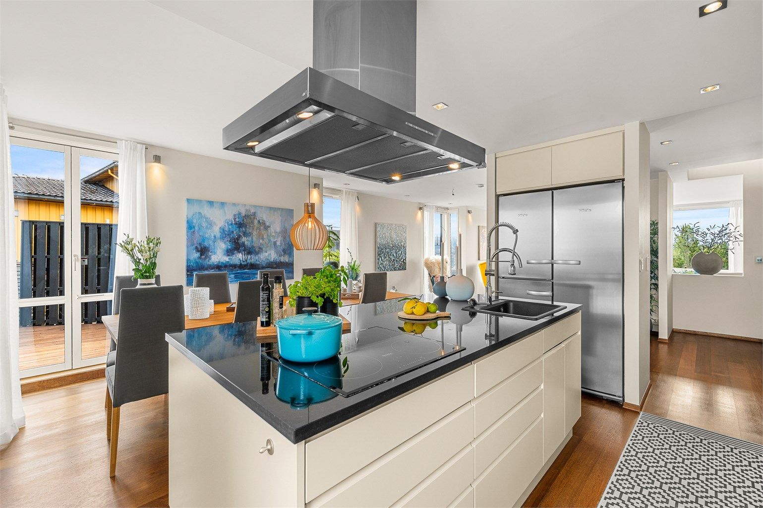 Her har man rikelig med skap- og benkeplass å boltre seg på!