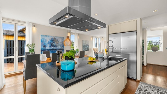 Her har man rikelig med skap- og benkeplass å boltre seg på!