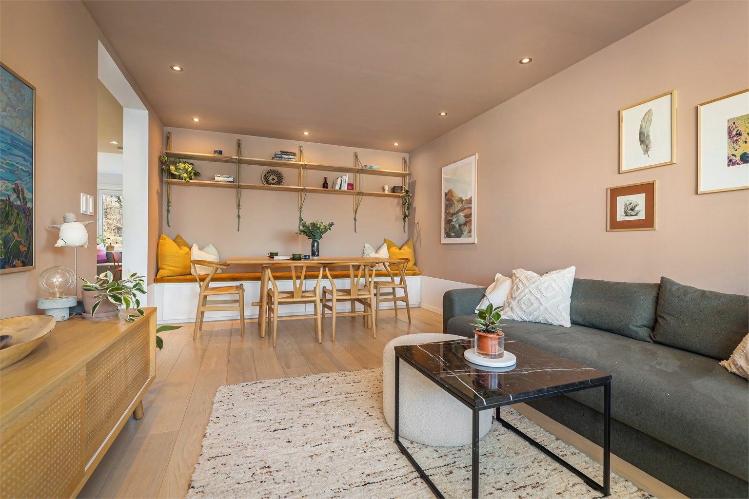 God plass til sofagruppe og romslig spisestue med plass til å dekke langbord