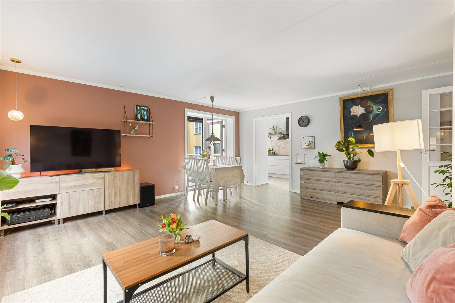 Stor og lys stue med gode møbleringsmuligheter og rikelig med lysinnslipp