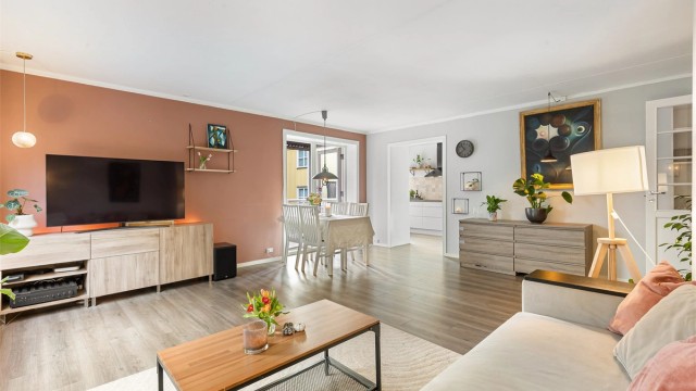 Stor og lys stue med gode møbleringsmuligheter og rikelig med lysinnslipp