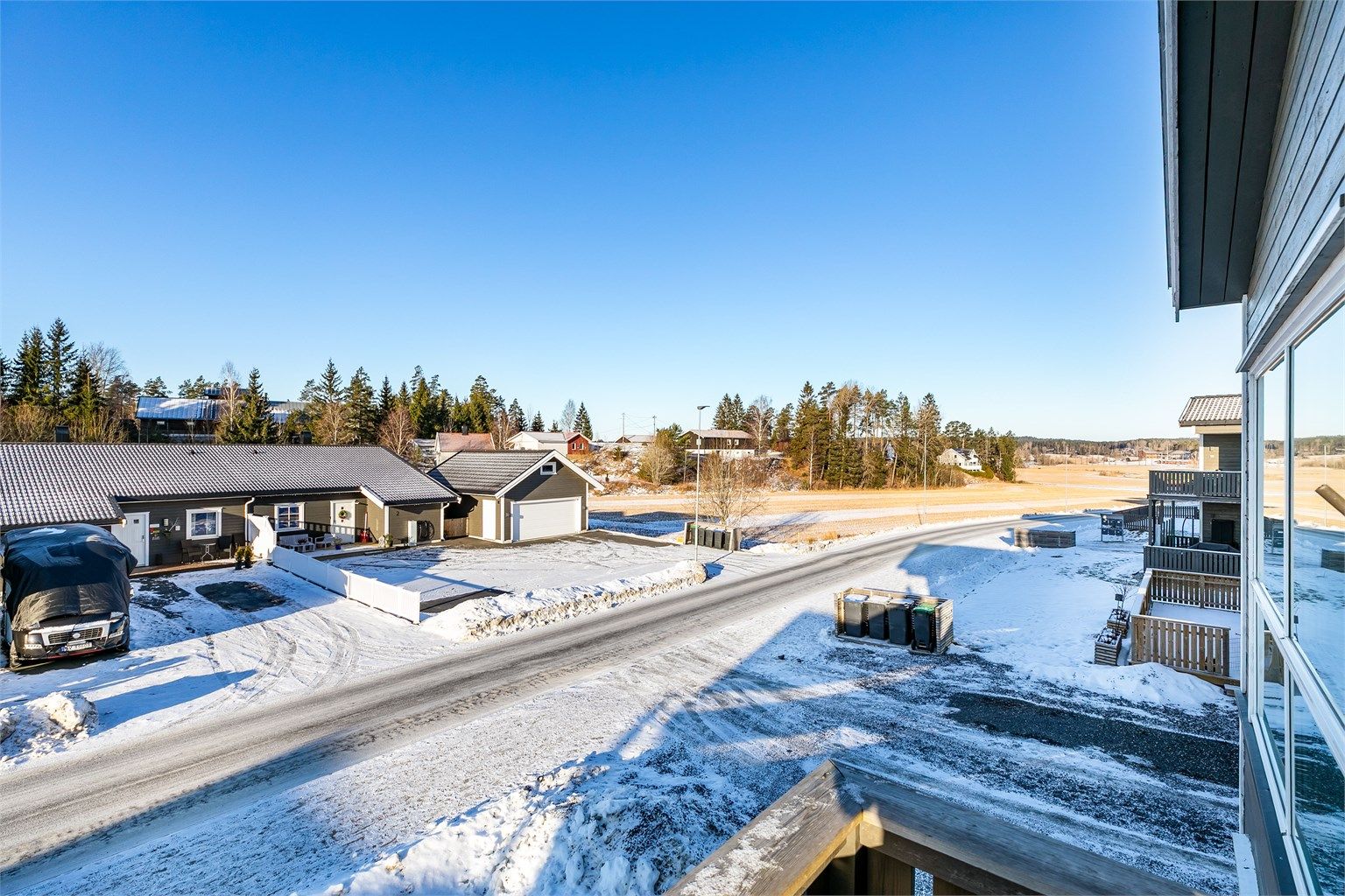 På altanen sees også utsikt til både åkerlandskap og skog.