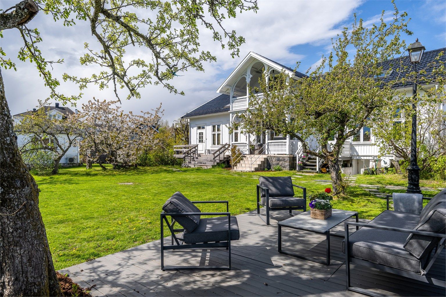Her får man en sjelden kombinasjon av fredelige omgivelser, vakker natur og nærhet til sjøen, i et område kjent for sin ekte sommeridyll og maritime atmosfære.
