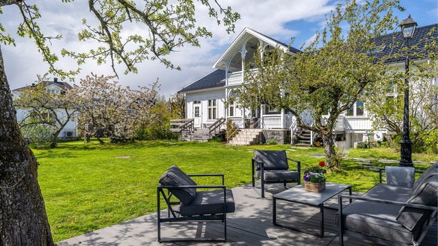 Her får man en sjelden kombinasjon av fredelige omgivelser, vakker natur og nærhet til sjøen, i et område kjent for sin ekte sommeridyll og maritime atmosfære.