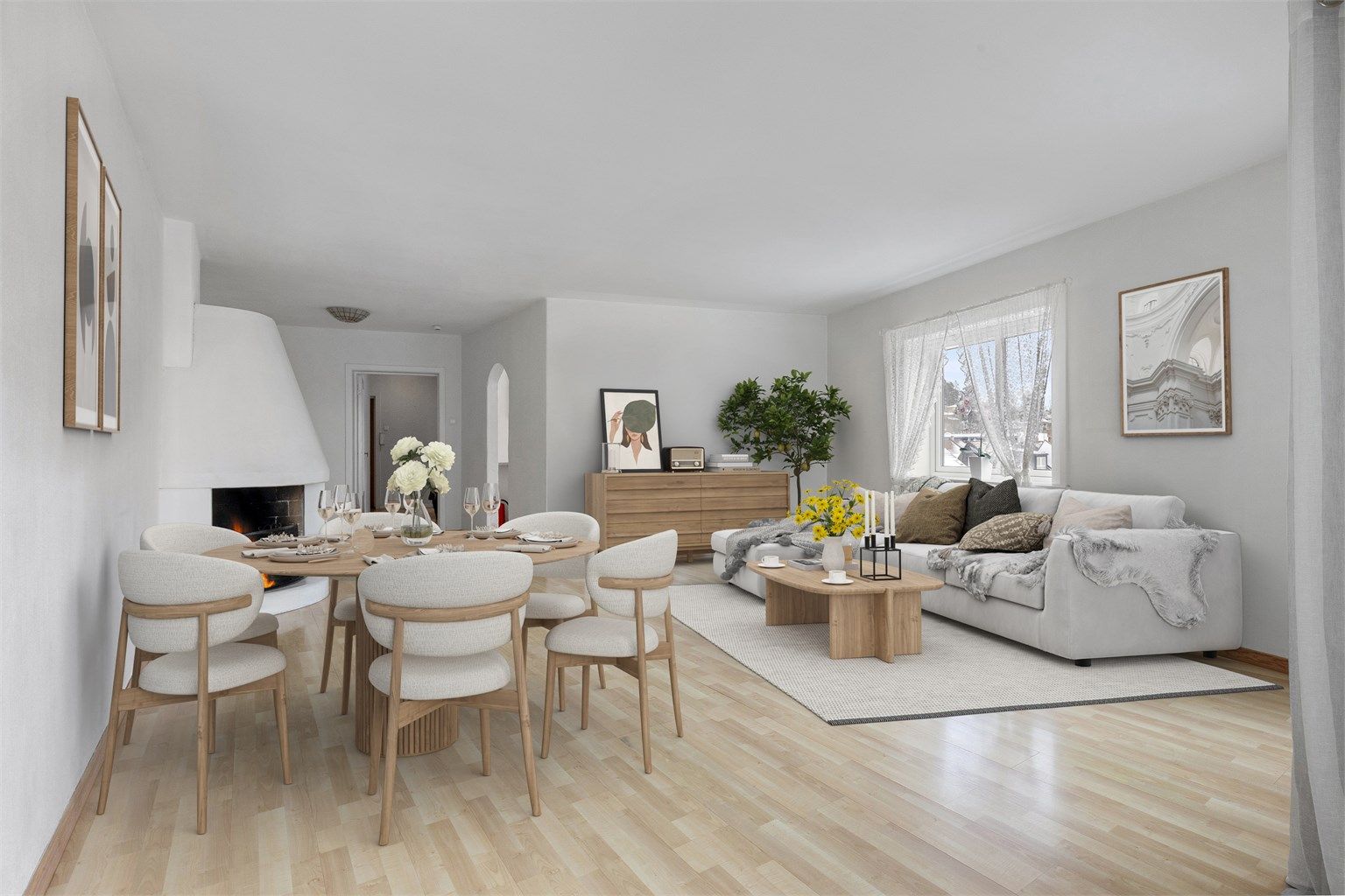 Lys og romslig stue med både peis og peisovn. Kjøkkenet ligger vegg i vegg med stue. En kan se på muligheter for å åpne og lage et allrom (digital styling)