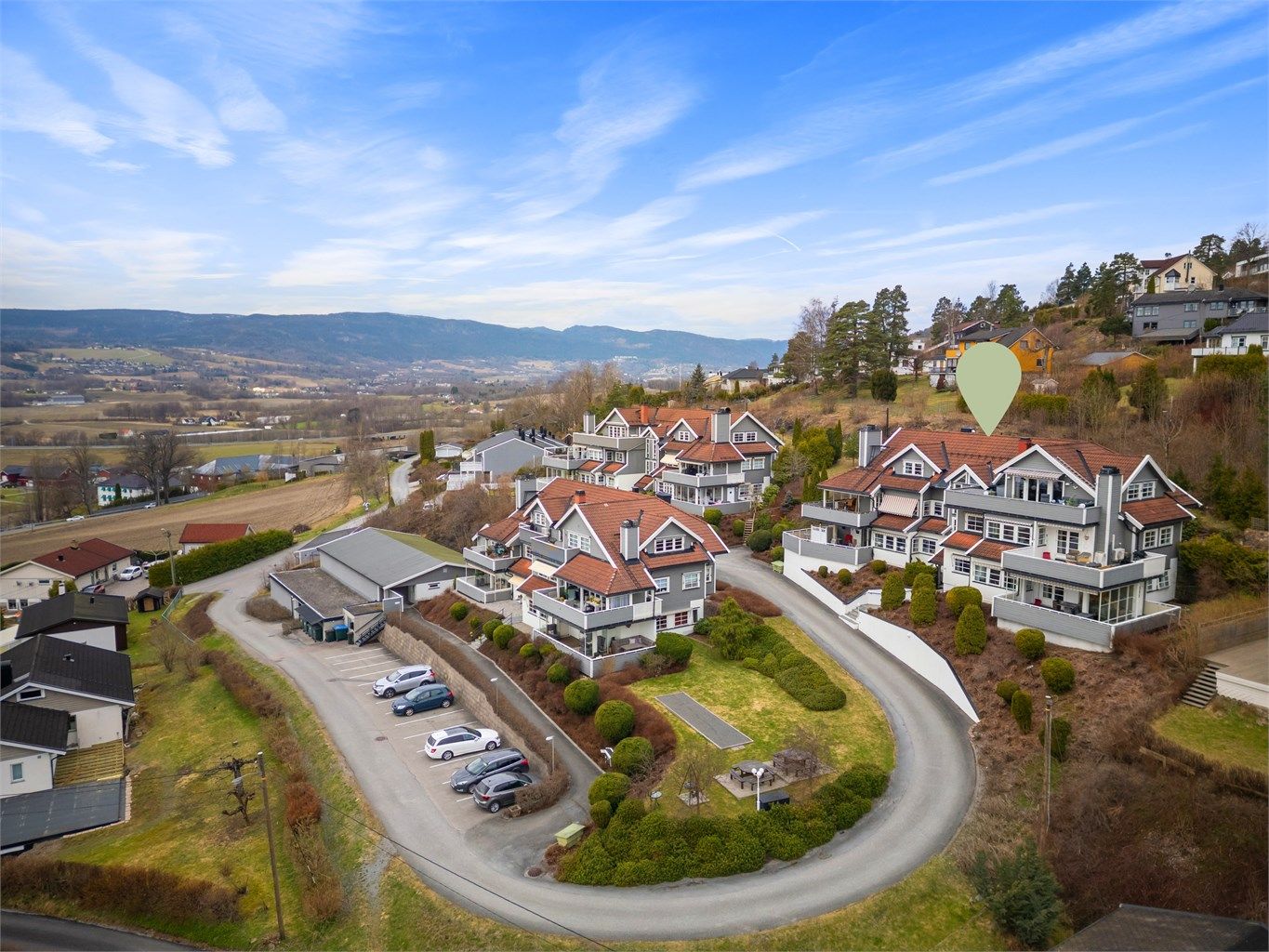 Ca. 10 minutters kjøring til Drammen og ca. 15 min til Asker sentrum med alle servicetilbud. 