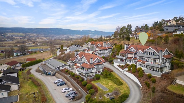 Ca. 10 minutters kjøring til Drammen og ca. 15 min til Asker sentrum med alle servicetilbud.