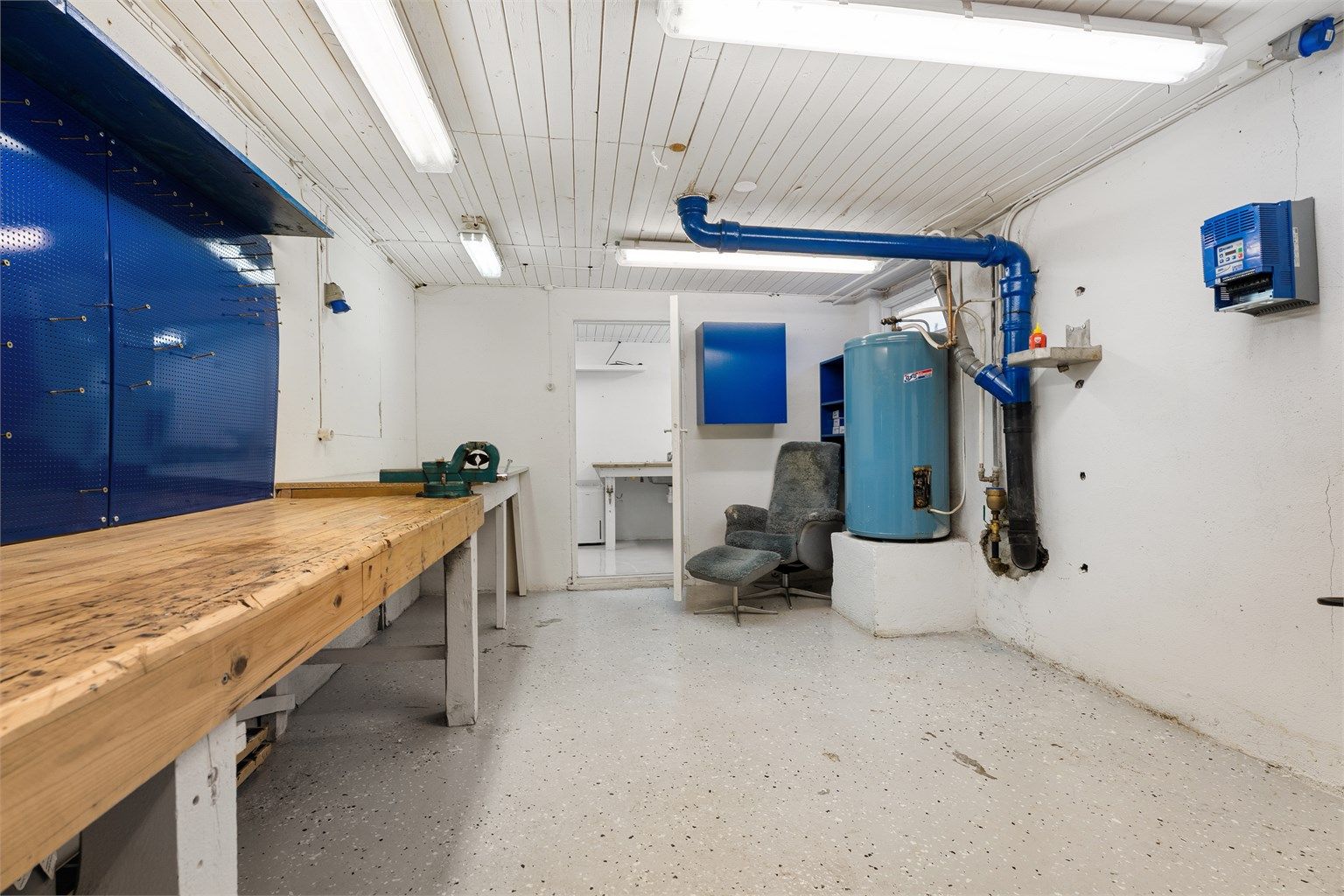 Bod med dør inn til boligens vaskerom