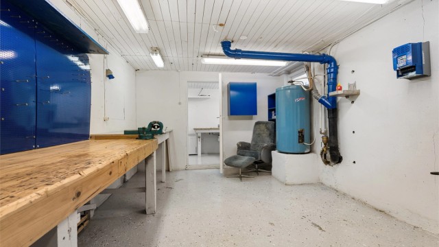 Bod med dør inn til boligens vaskerom