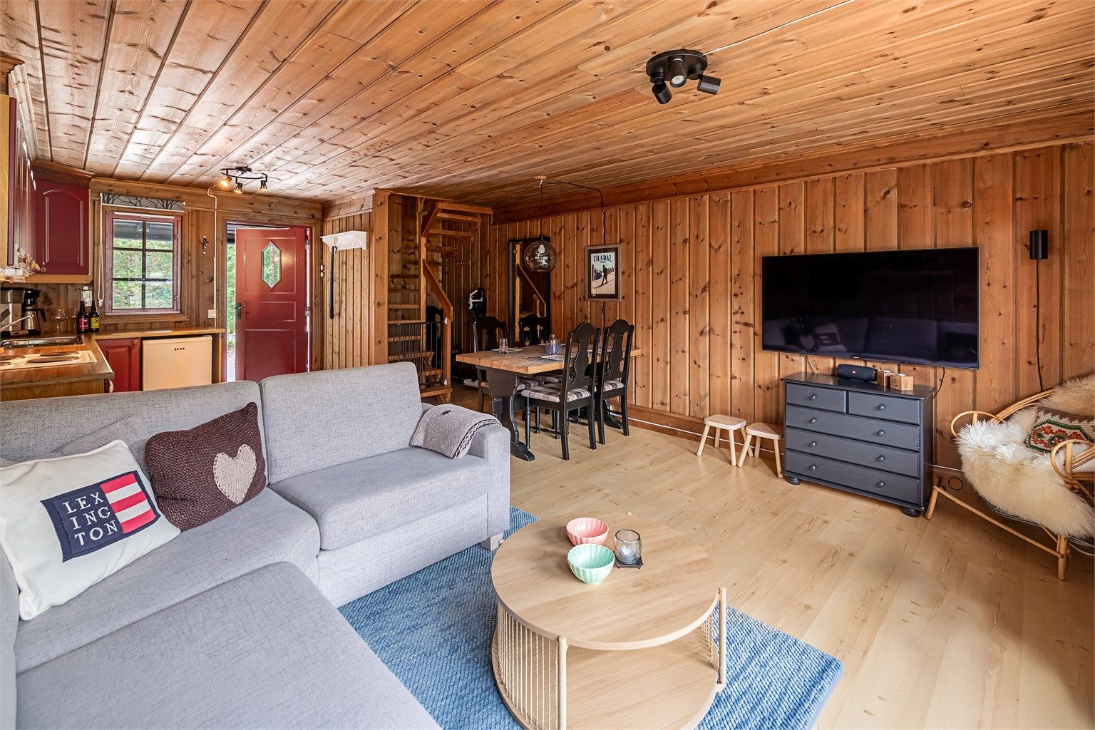 Stuen har god plass til både sofagruppe og spisebord.