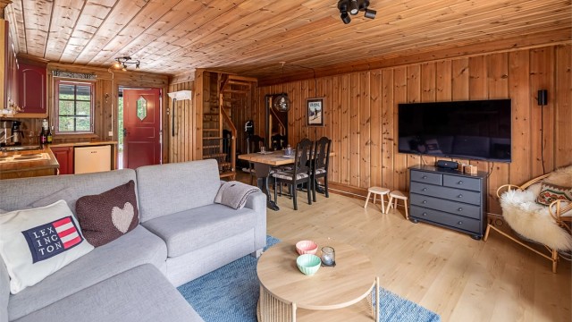 Stuen har god plass til både sofagruppe og spisebord.