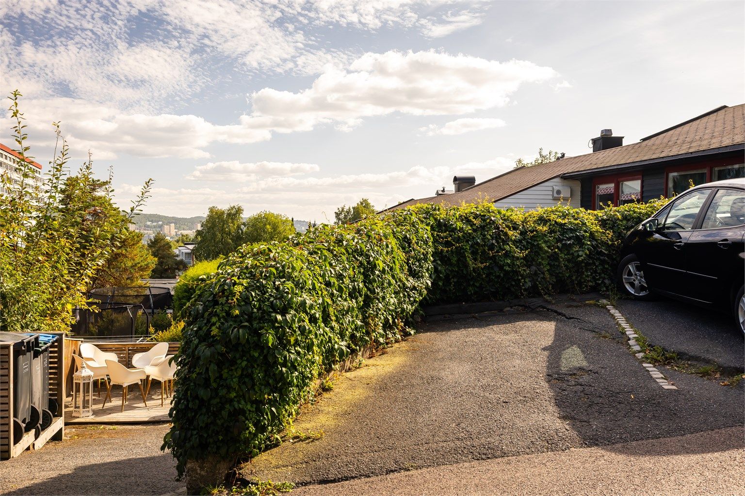 Tilhørende biloppstillingsplass på gateplan.