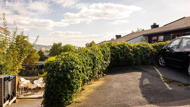 Tilhørende biloppstillingsplass på gateplan.