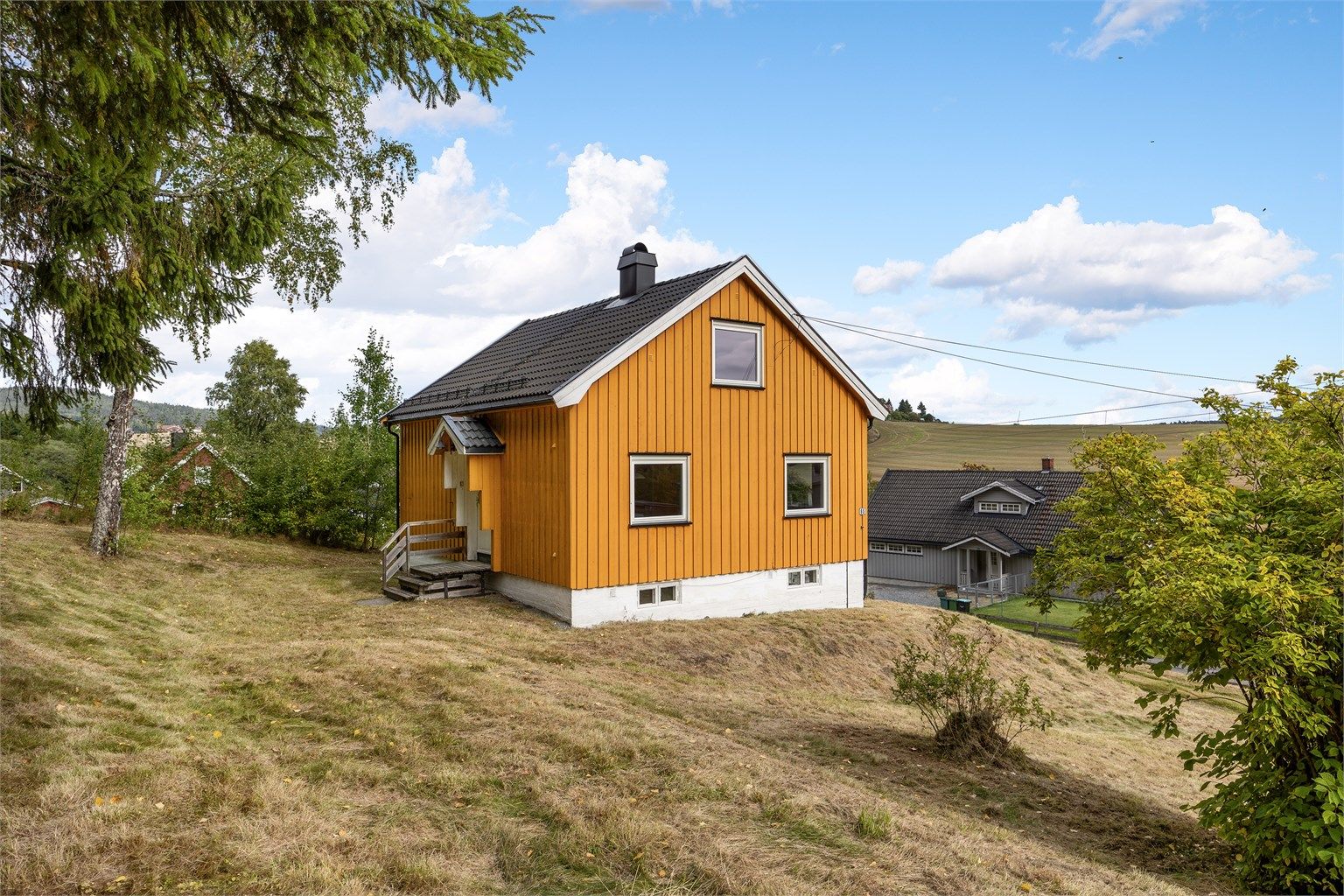 Frittliggende enebolig over to plan med underetasje, beliggende i landlige omgivelser med kort vei til Fetsund sentrum.
Foto: Svein Michaelsen
