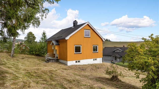 Frittliggende enebolig over to plan med underetasje, beliggende i landlige omgivelser med kort vei til Fetsund sentrum.
Foto: Svein Michaelsen