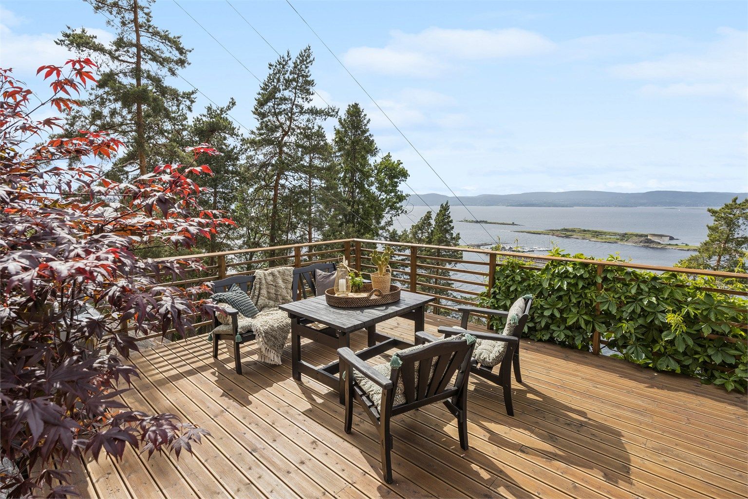 Uteområdet er godt tilrettelagt for både spiseplass, loungedel samt god plass til lek og moro.