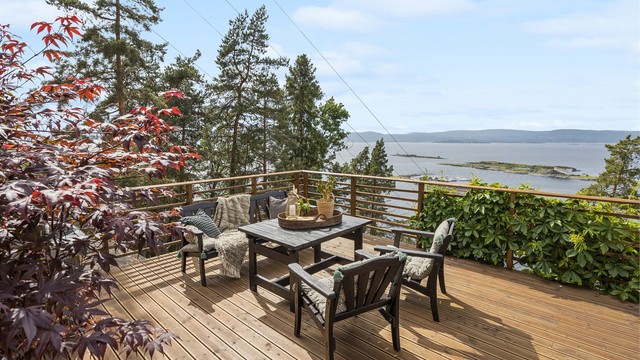 Uteområdet er godt tilrettelagt for både spiseplass, loungedel samt god plass til lek og moro.