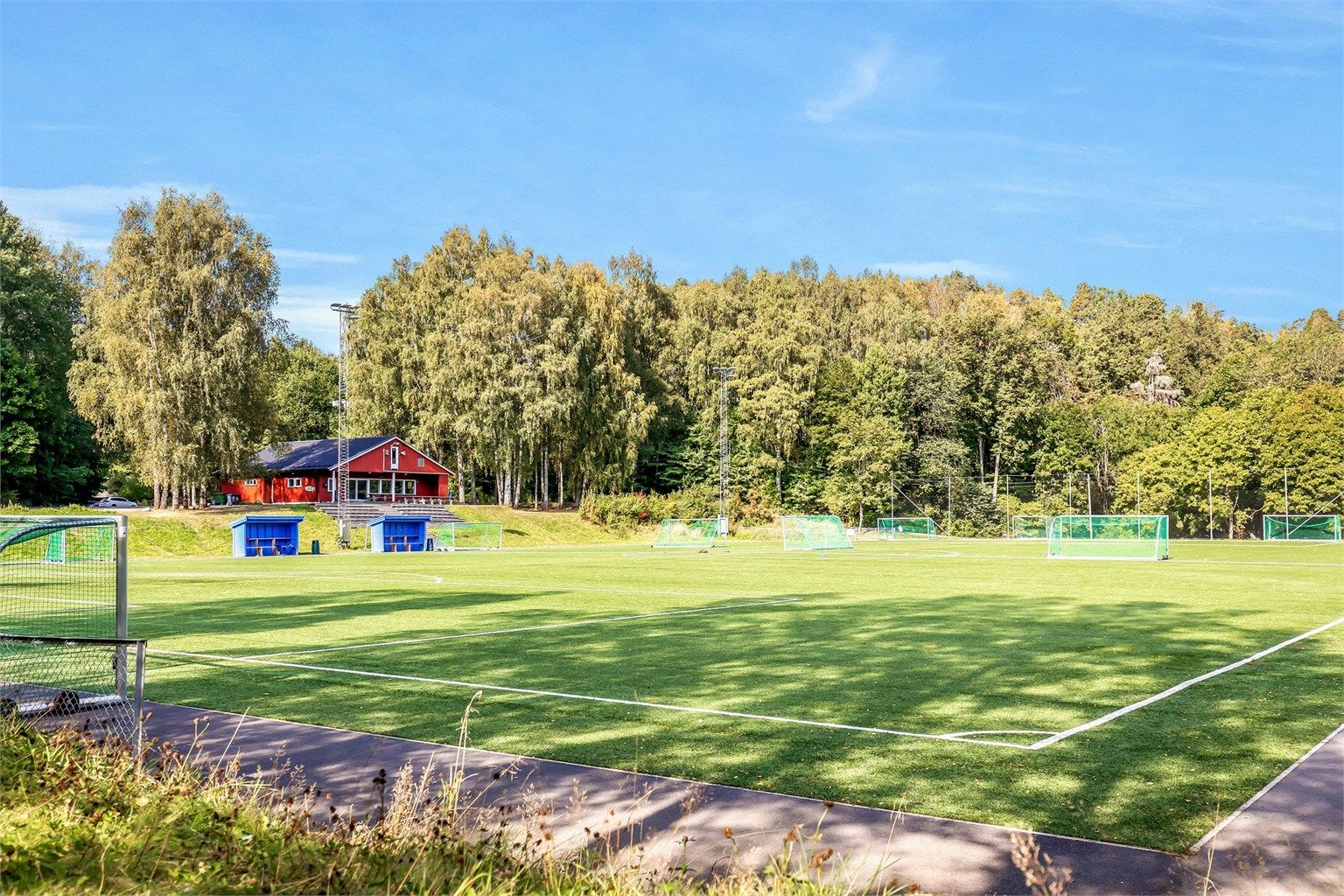 Kort vei også til Hallager idrettsanlegg med fotballbaner (kunstgress)
