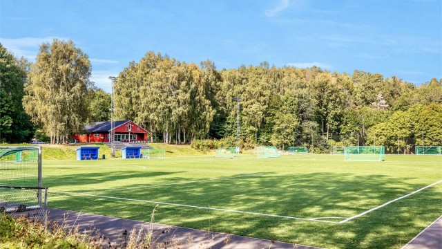 Kort vei også til Hallager idrettsanlegg med fotballbaner (kunstgress)