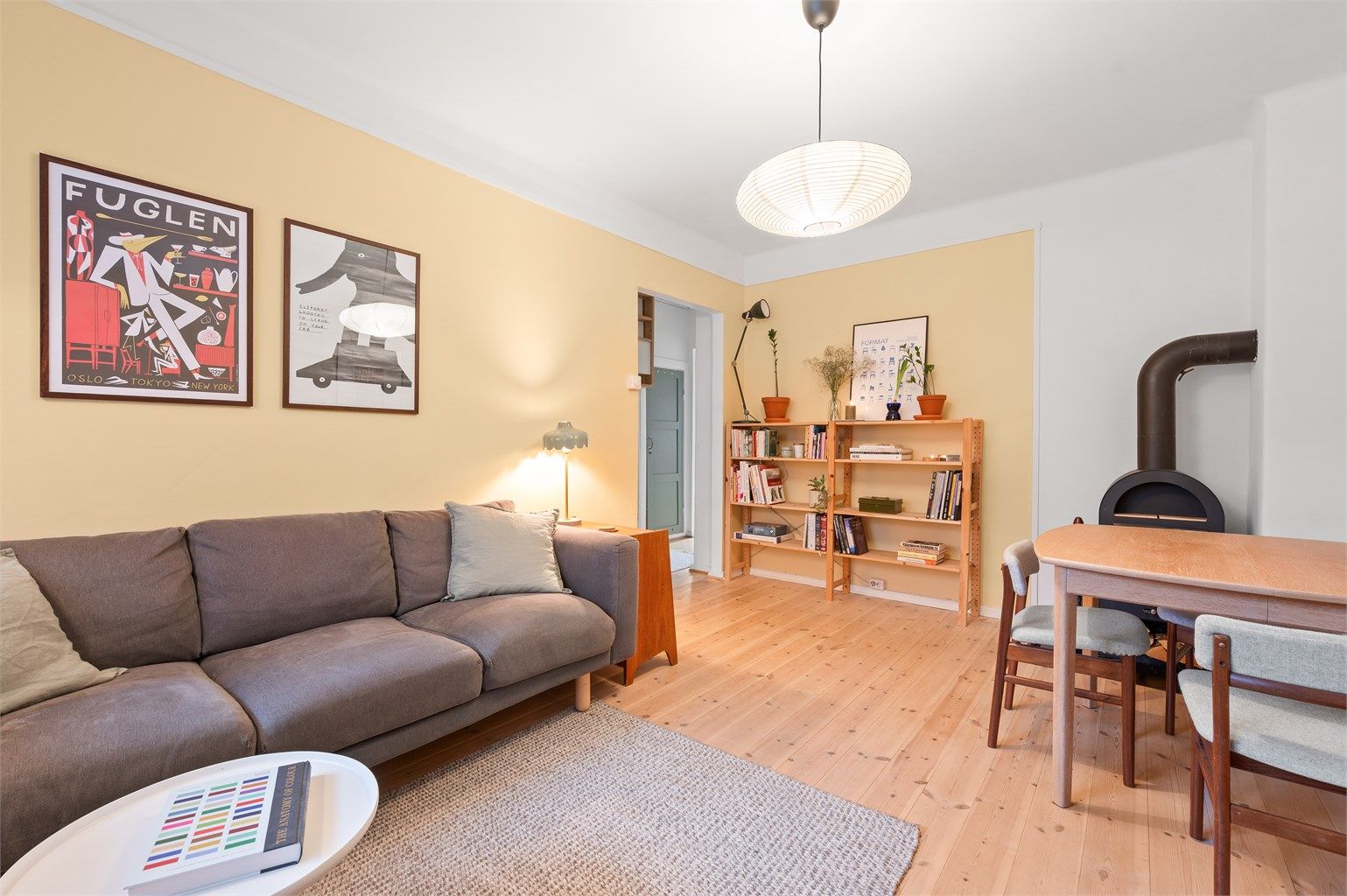 Leiligheten er gjennomgående og ligger i høy første etasje, mot rolig idyllisk bakgård og sidegate nesten uten trafikk.