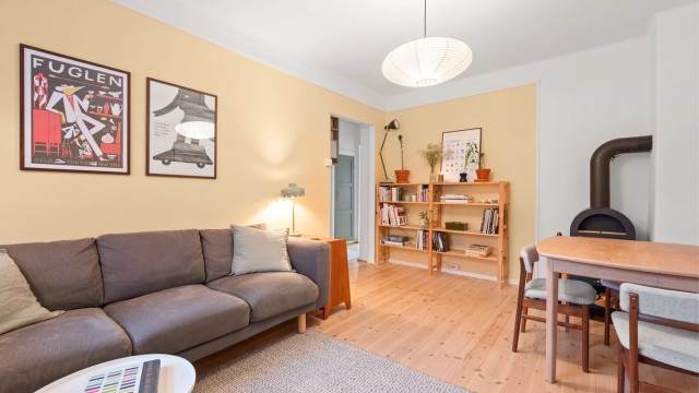 Leiligheten er gjennomgående og ligger i høy første etasje, mot rolig idyllisk bakgård og sidegate nesten uten trafikk.