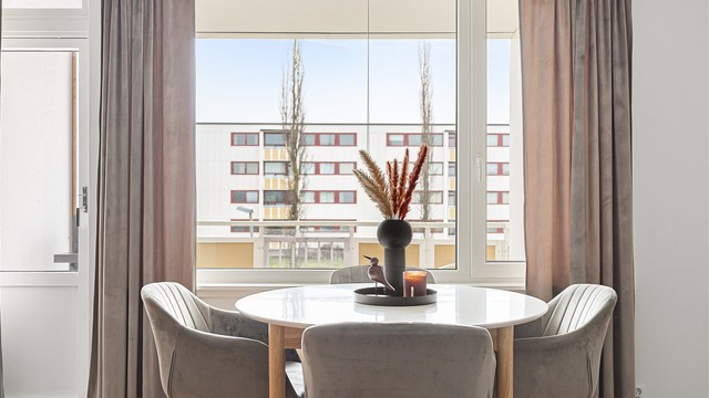 Leiligheten har god planløsning og er gjennomgående lys og luftig med utstrakte vindusflater.