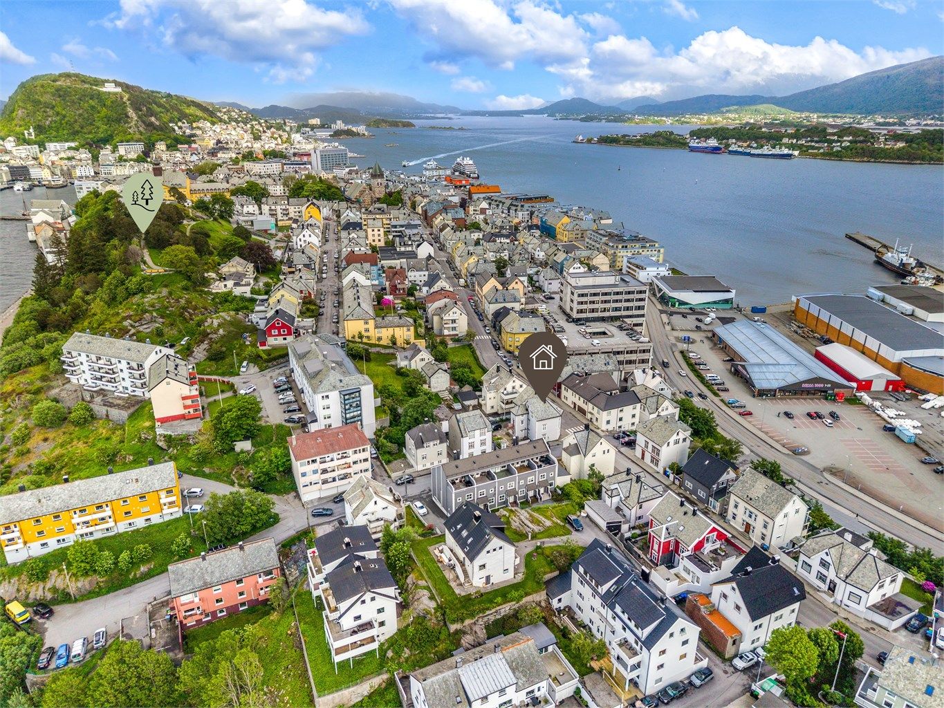 Inn til kjernen av bysentrum er det ca 10 minutters gange. Storhaugen til venstre i bildet er et lite, men trivelig parkområde med utsiktspunkt