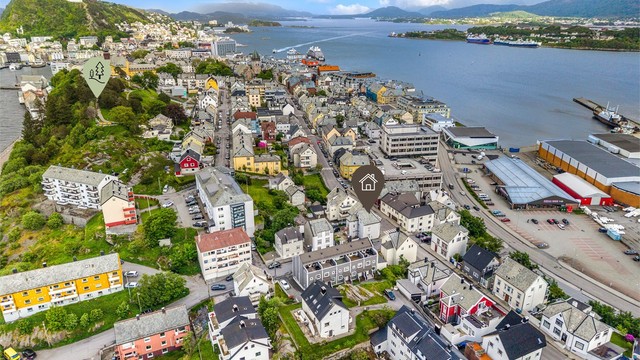 Inn til kjernen av bysentrum er det ca 10 minutters gange. Storhaugen til venstre i bildet er et lite, men trivelig parkområde med utsiktspunkt